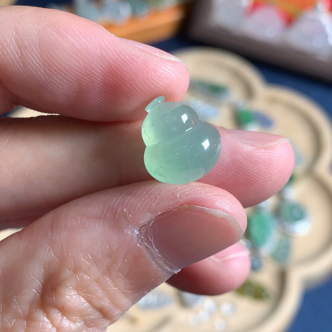翡翠未镶嵌颈饰葫芦