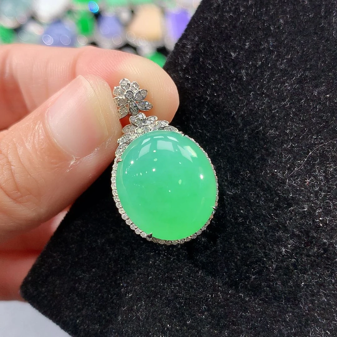 翡翠18K金镶嵌颈饰