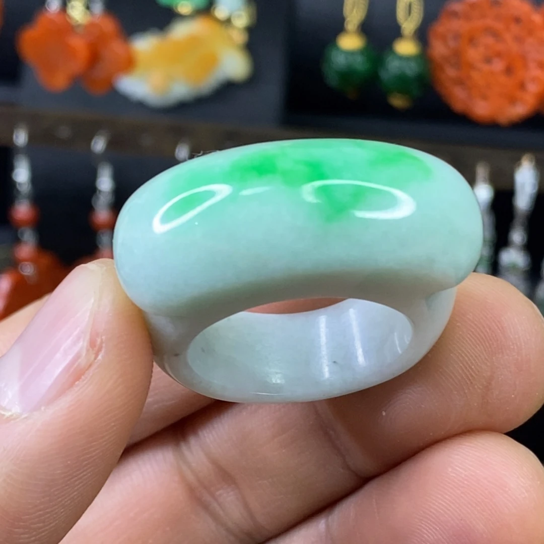 颈饰未镶嵌翡翠戒指