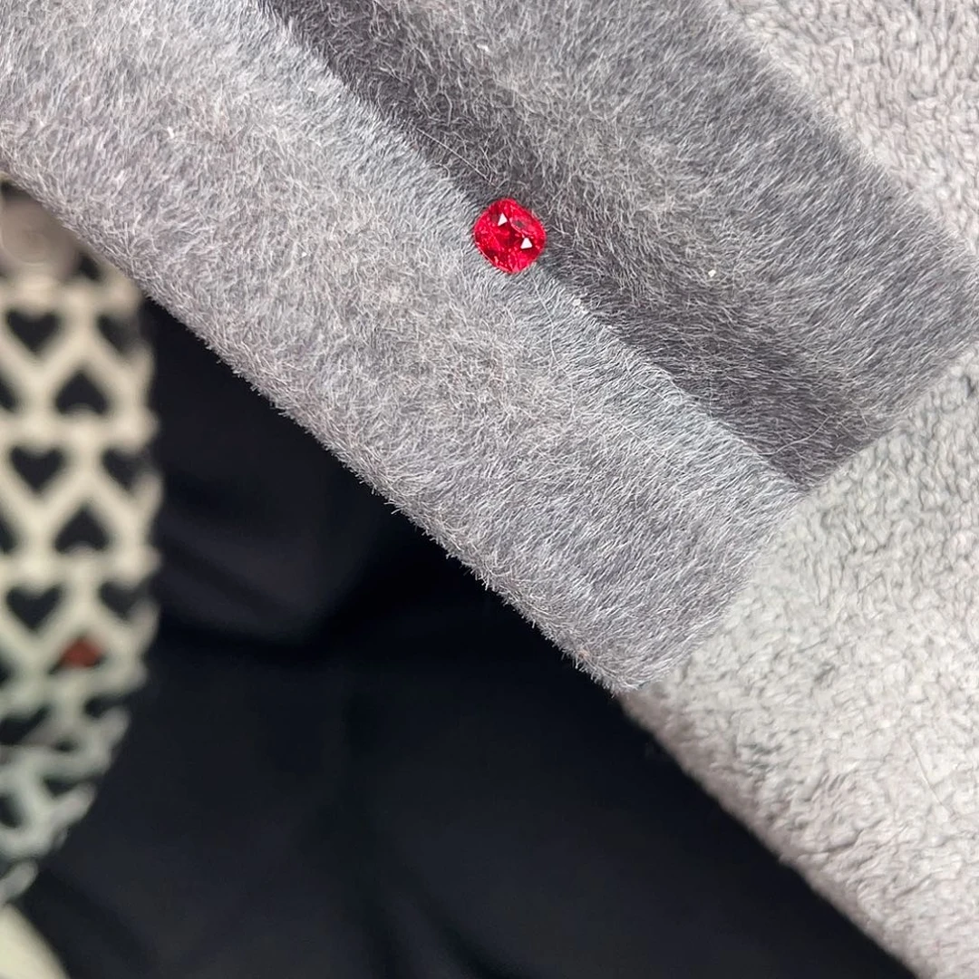 尖晶石裸石未镶嵌0.3Ct。