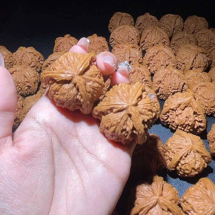 泉***文玩核桃吊坠您好