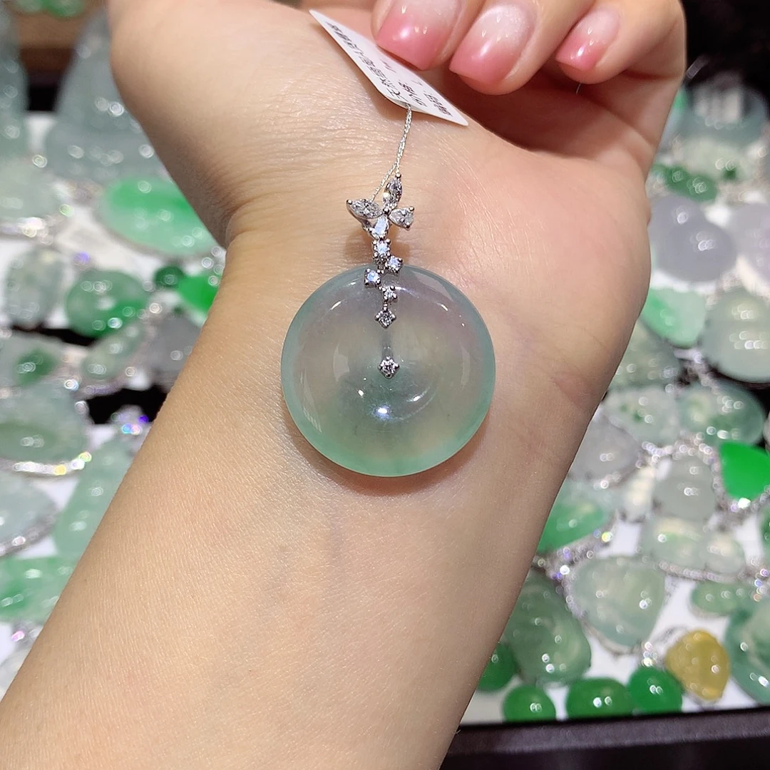 翡翠18K金镶嵌颈饰扣