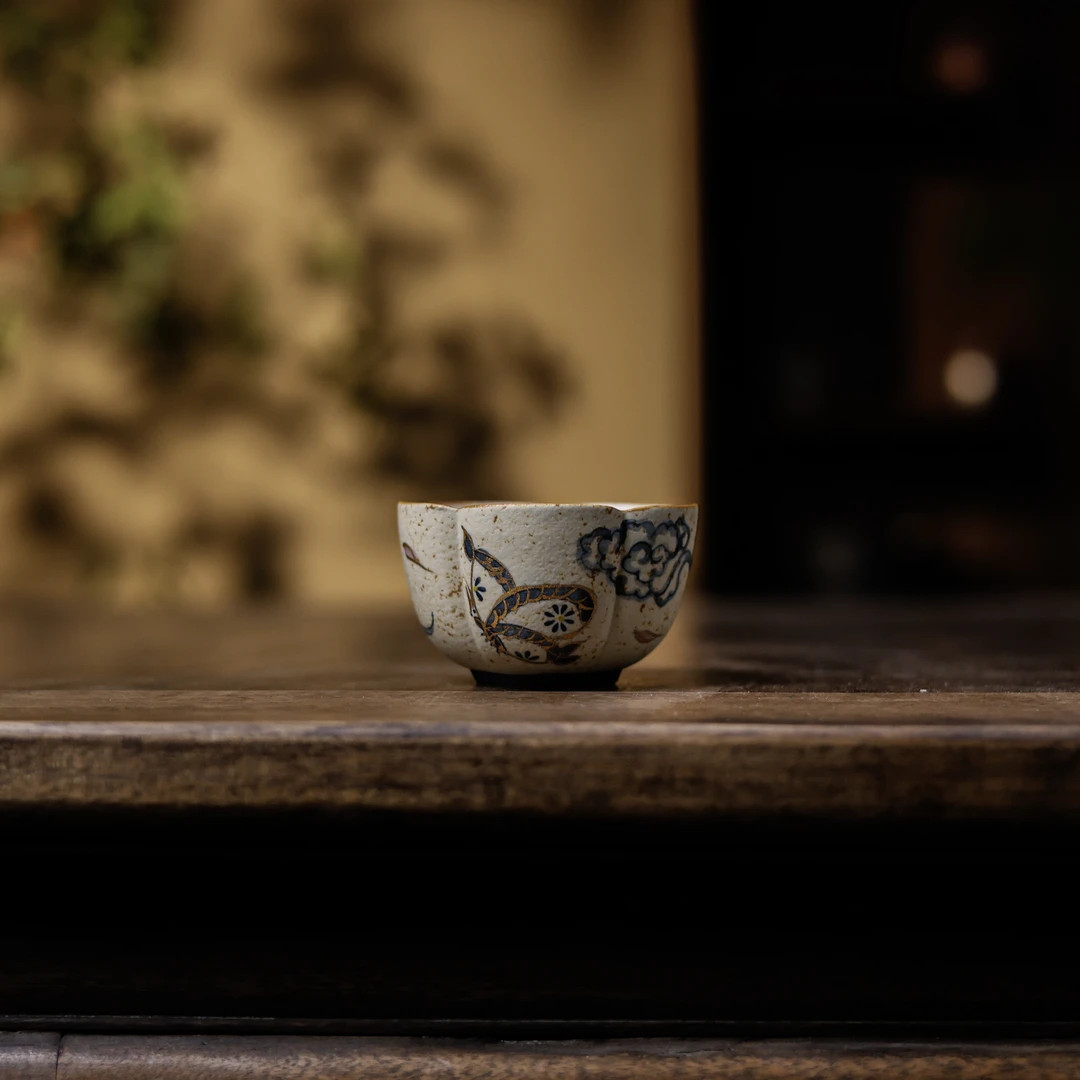 祥云蝴蝶花瓣杯(斋居底款)（Q7647）