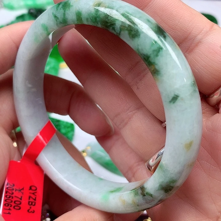 翡翠手镯未镶嵌翡翠