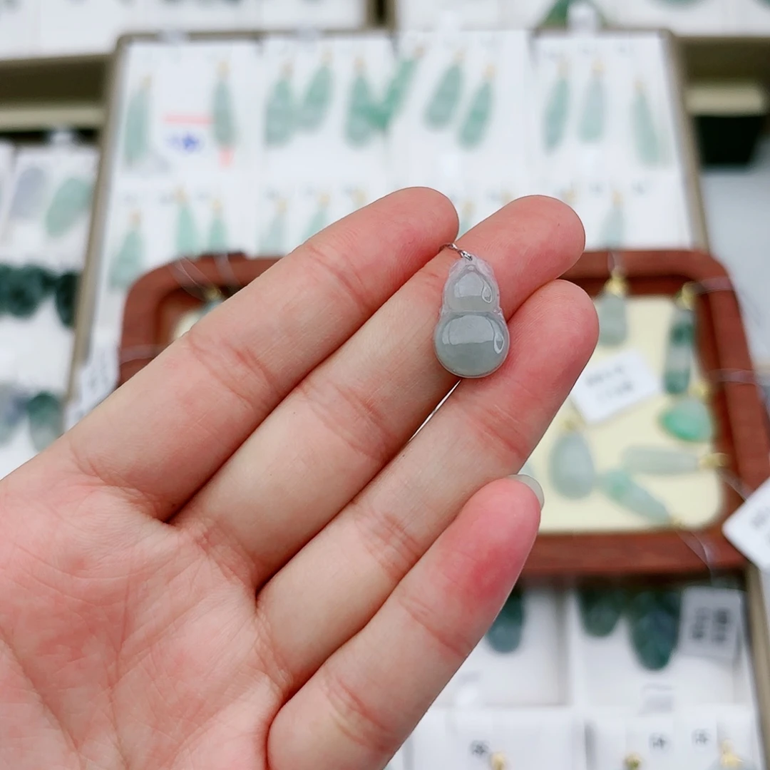 翡翠颈饰未镶嵌葫芦