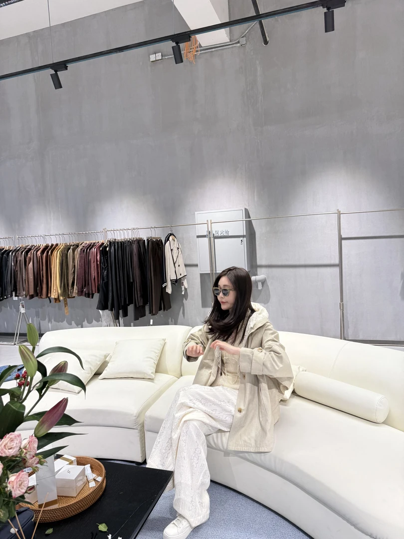 【浅韵逸风】米白连帽蕾丝拼接简约风衣欧若风外套 YW045