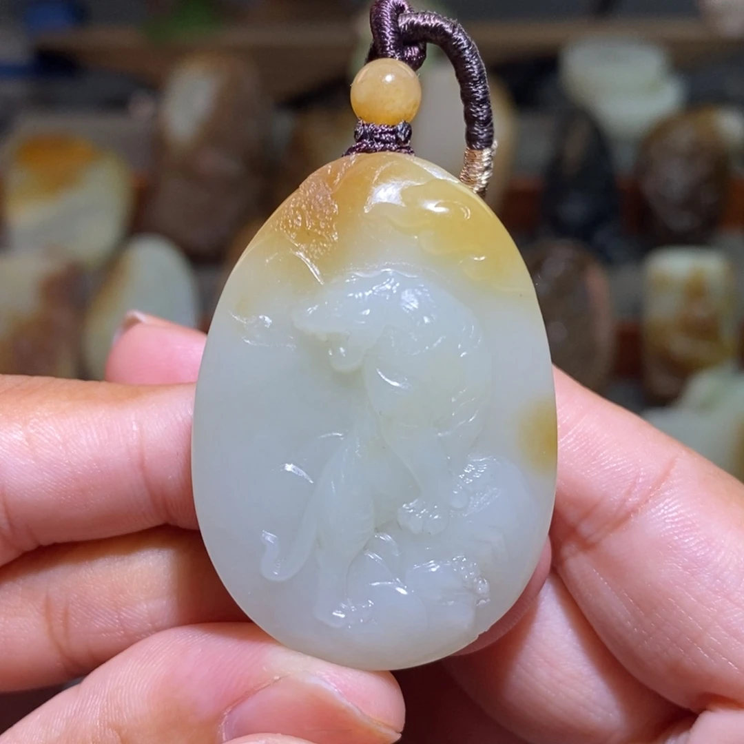 颈饰未镶嵌和田玉（糖玉）上山虎