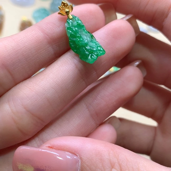 翡翠未镶嵌颈饰一品清莲