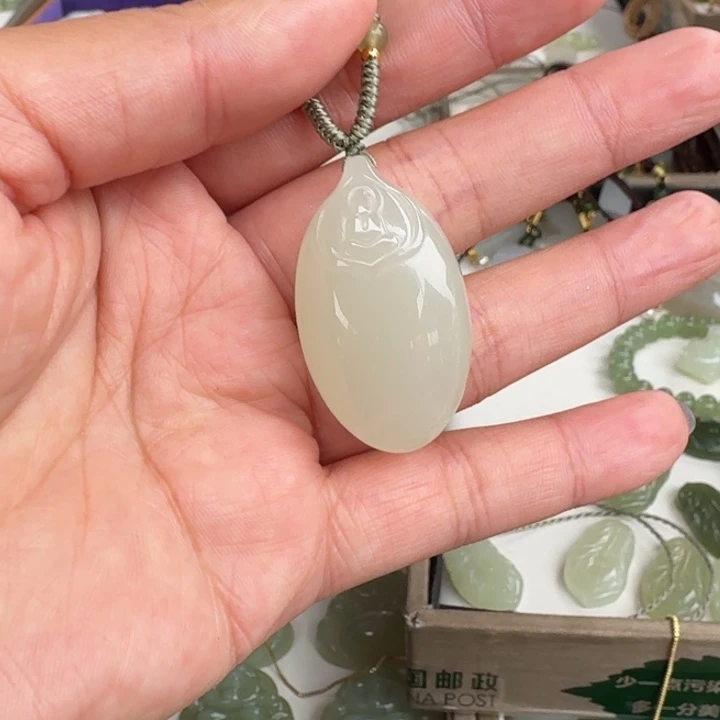 和田玉未镶嵌颈饰冰心