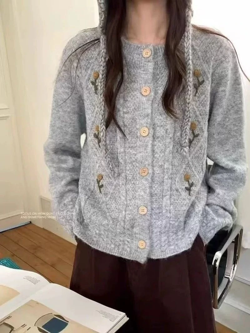 30区灰色2025秋季新款刺绣钩花圆领毛衣开衫女