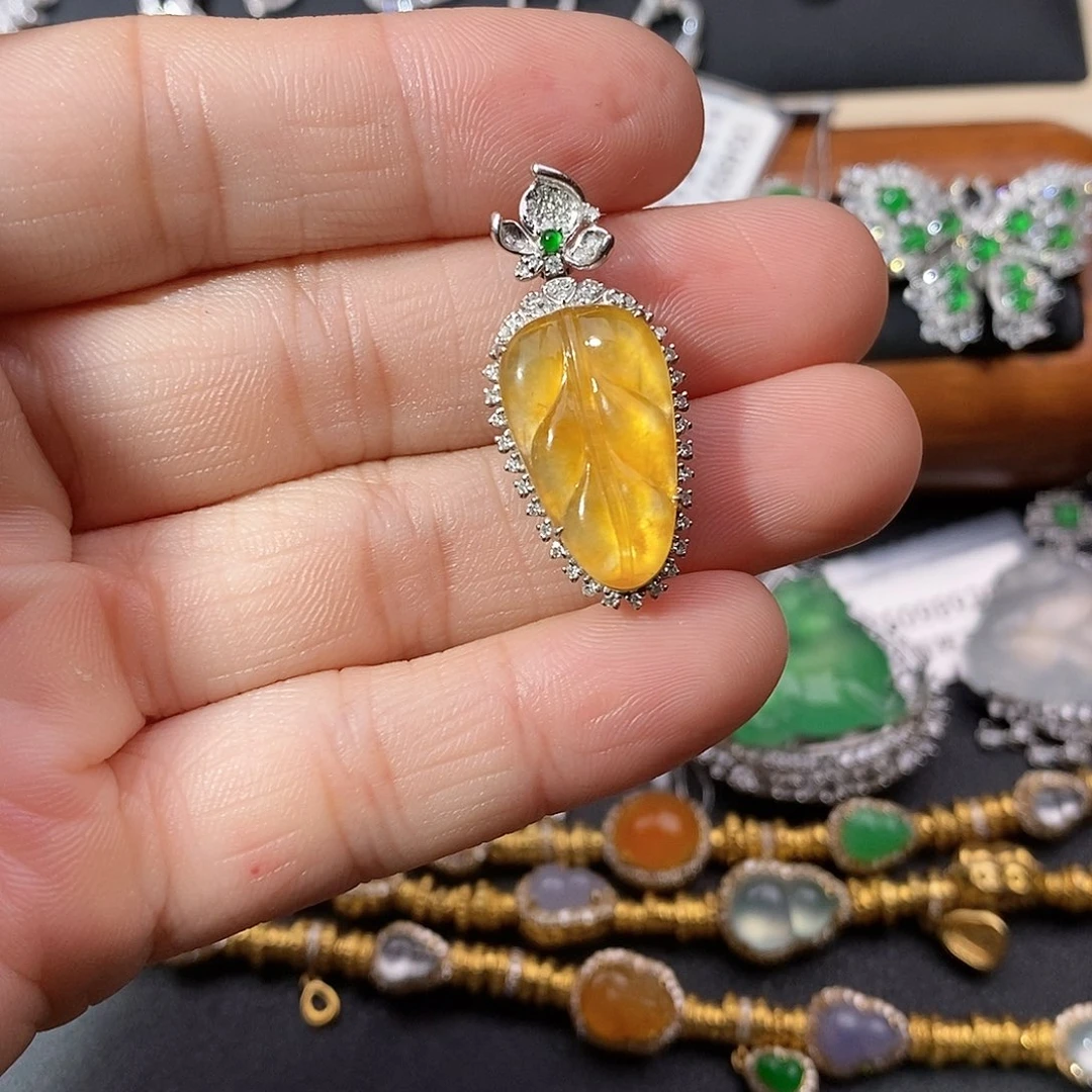 翡翠18K金镶嵌颈饰