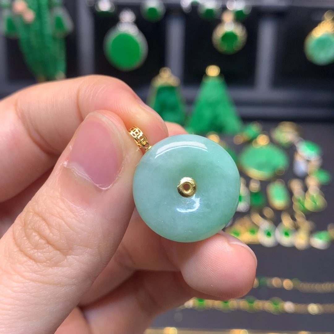 翡翠未镶嵌颈饰有纹裂 缺爱