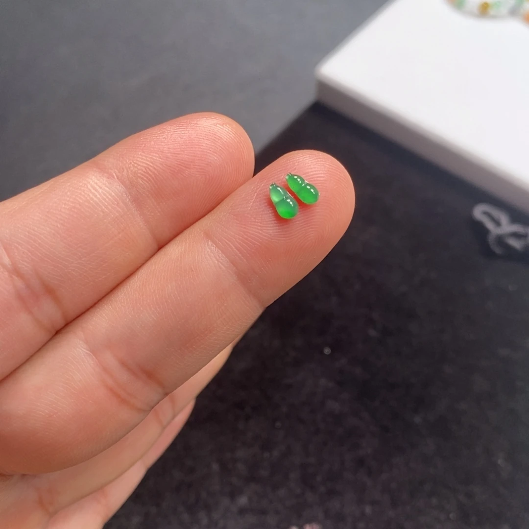 翡翠裸石冰阳绿蛋面