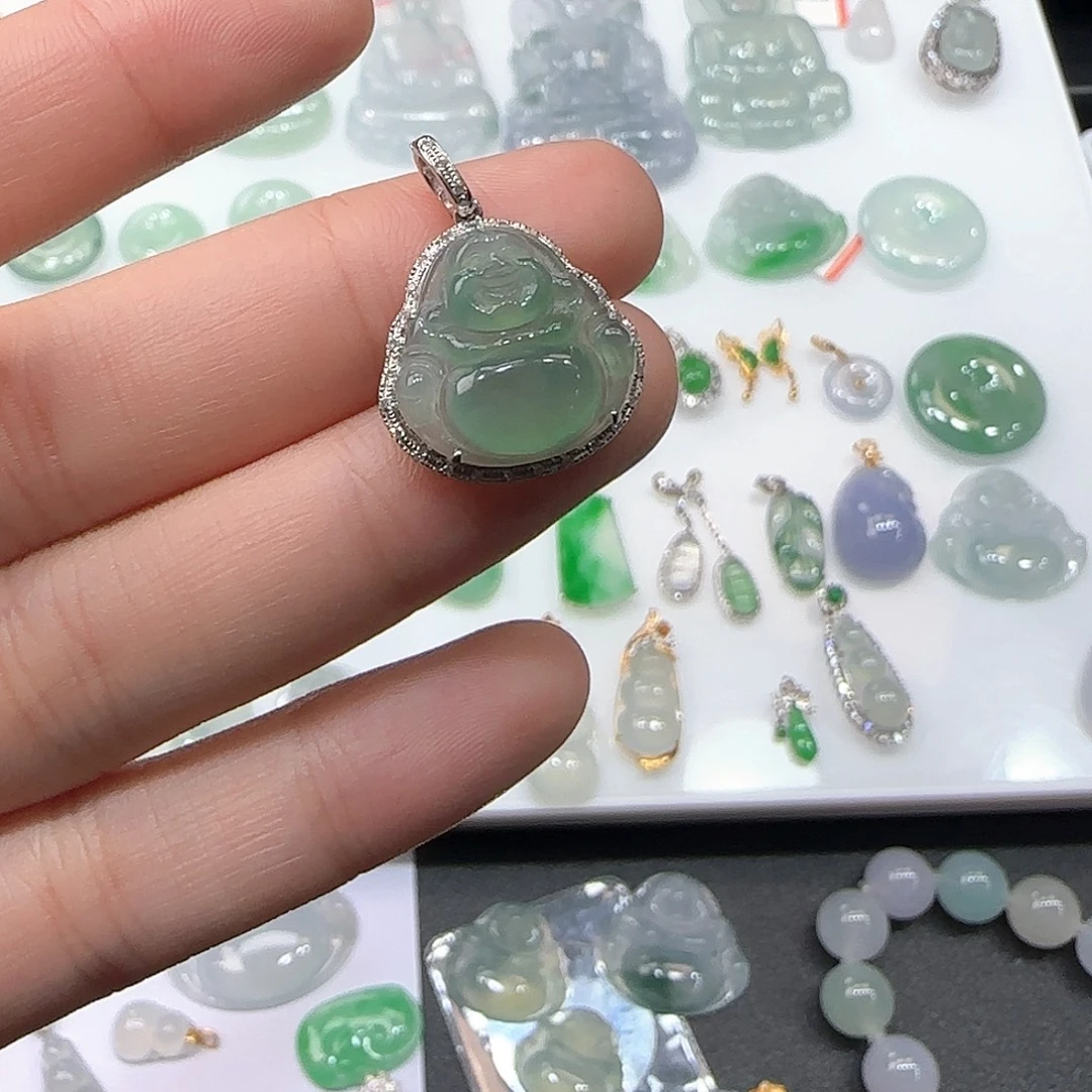 翡翠未镶嵌颈饰佛公