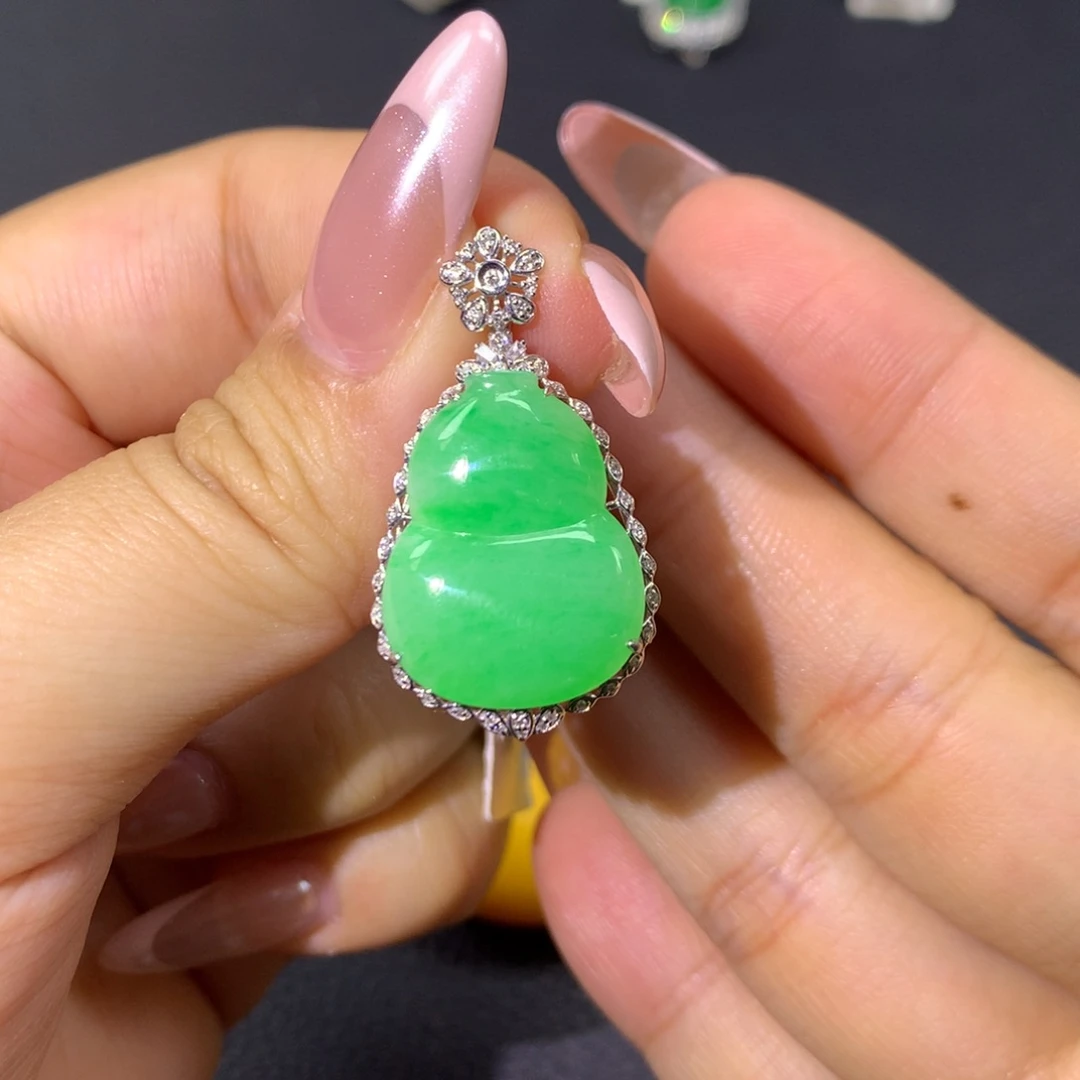 翡翠18K金镶嵌颈饰翡翠