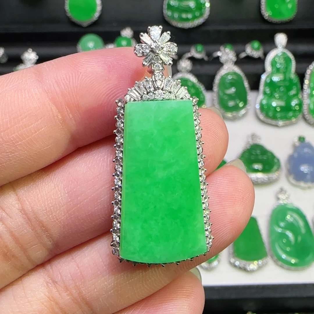 翡翠18K金镶嵌颈饰吊坠