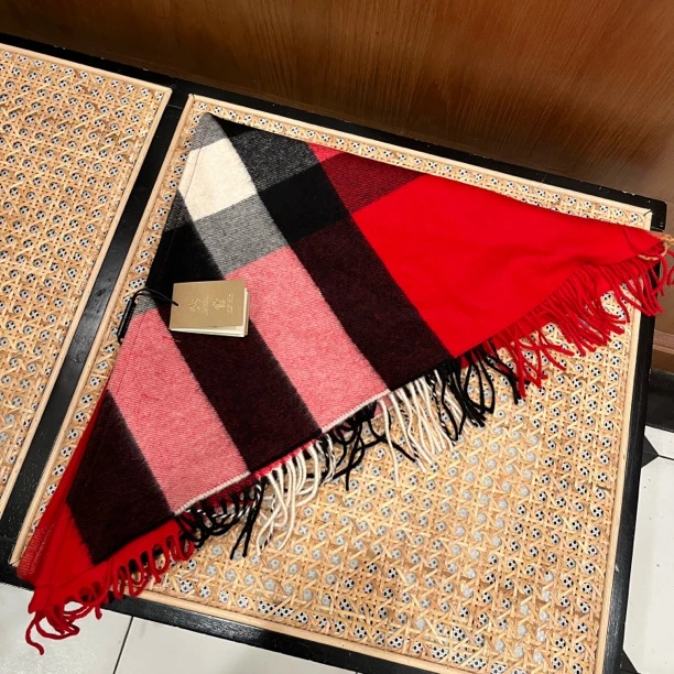 95新 Chanel/香奈儿 Burberry红色格纹三角围巾QX-18756803