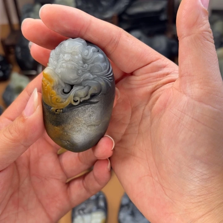 墨***雪和田玉未镶嵌颈饰