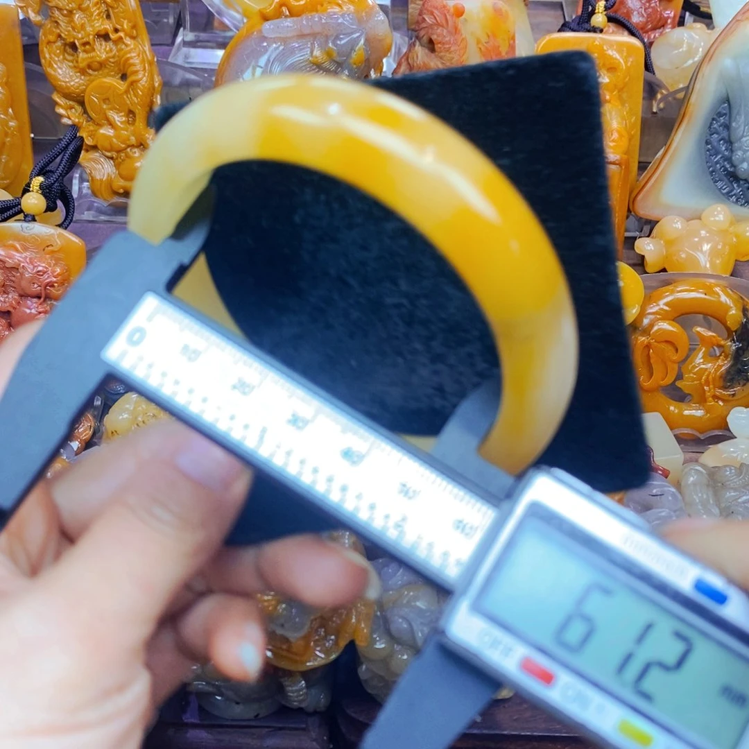 未镶嵌石英质玉（黄龙玉）颈饰