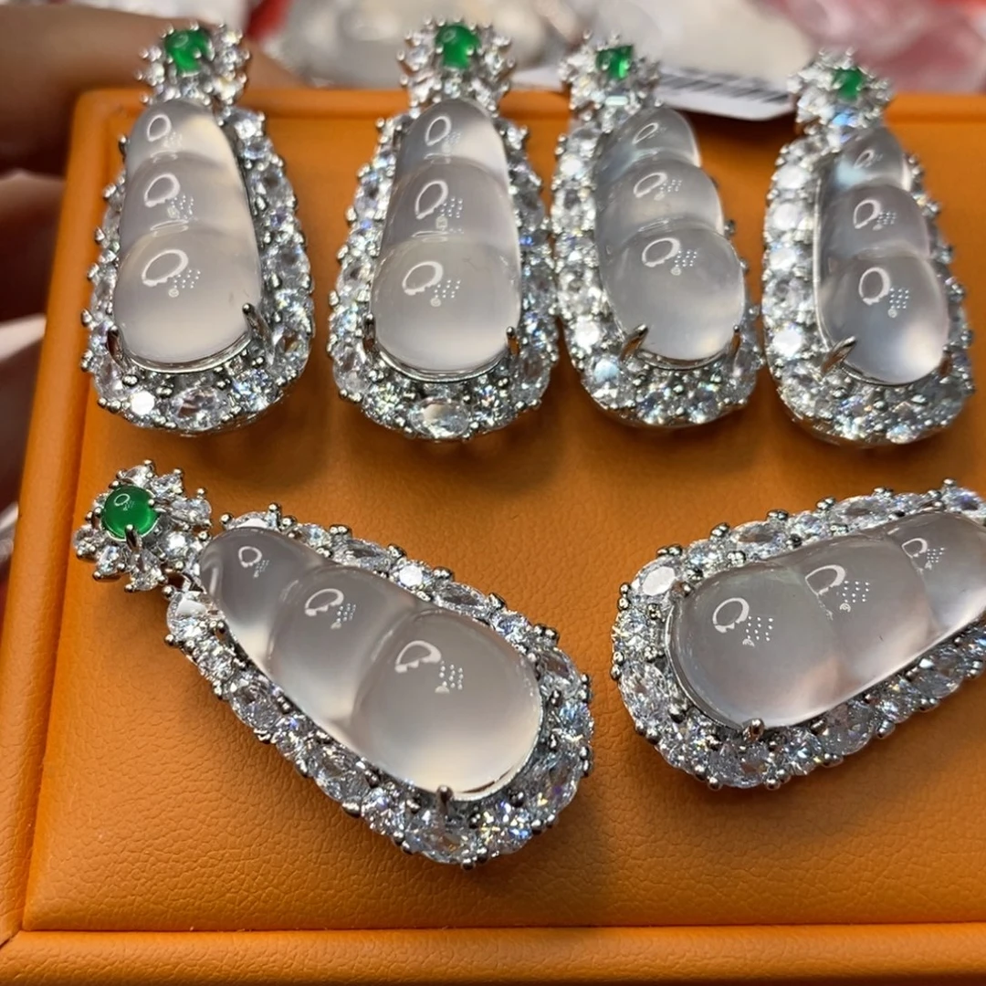 石英质玉合金吊坠