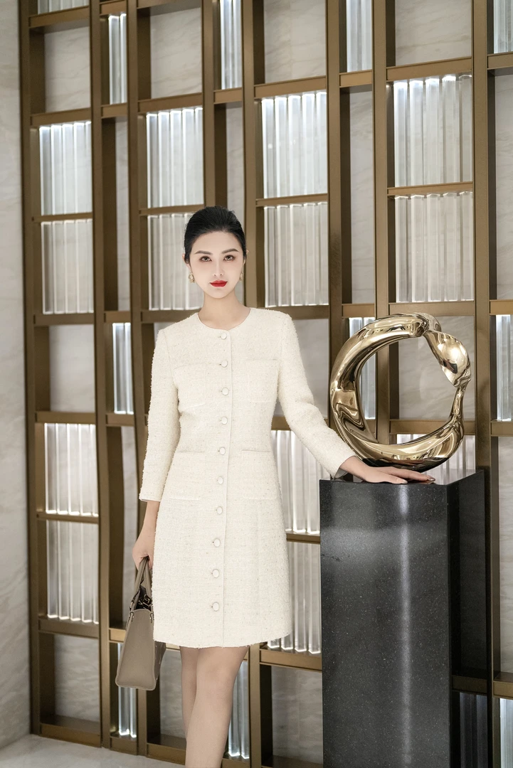 剀剀莉（财阀千金）夏季新款圆领白金色高定精致气质显瘦小香连衣裙
