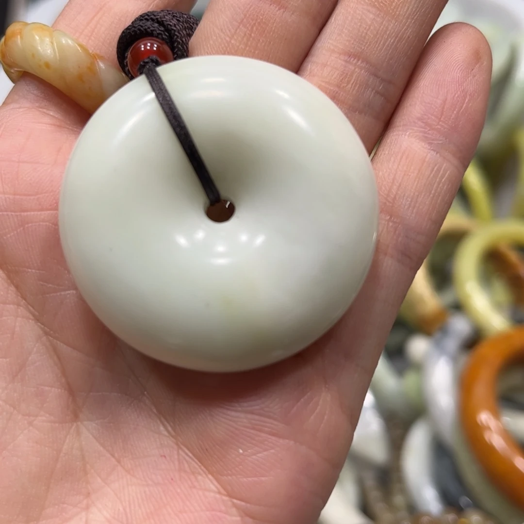 蛇纹石玉颈饰未镶嵌