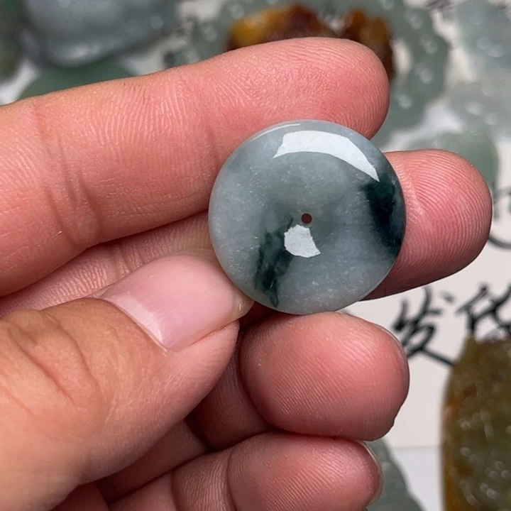 翡翠未镶嵌颈饰平安扣