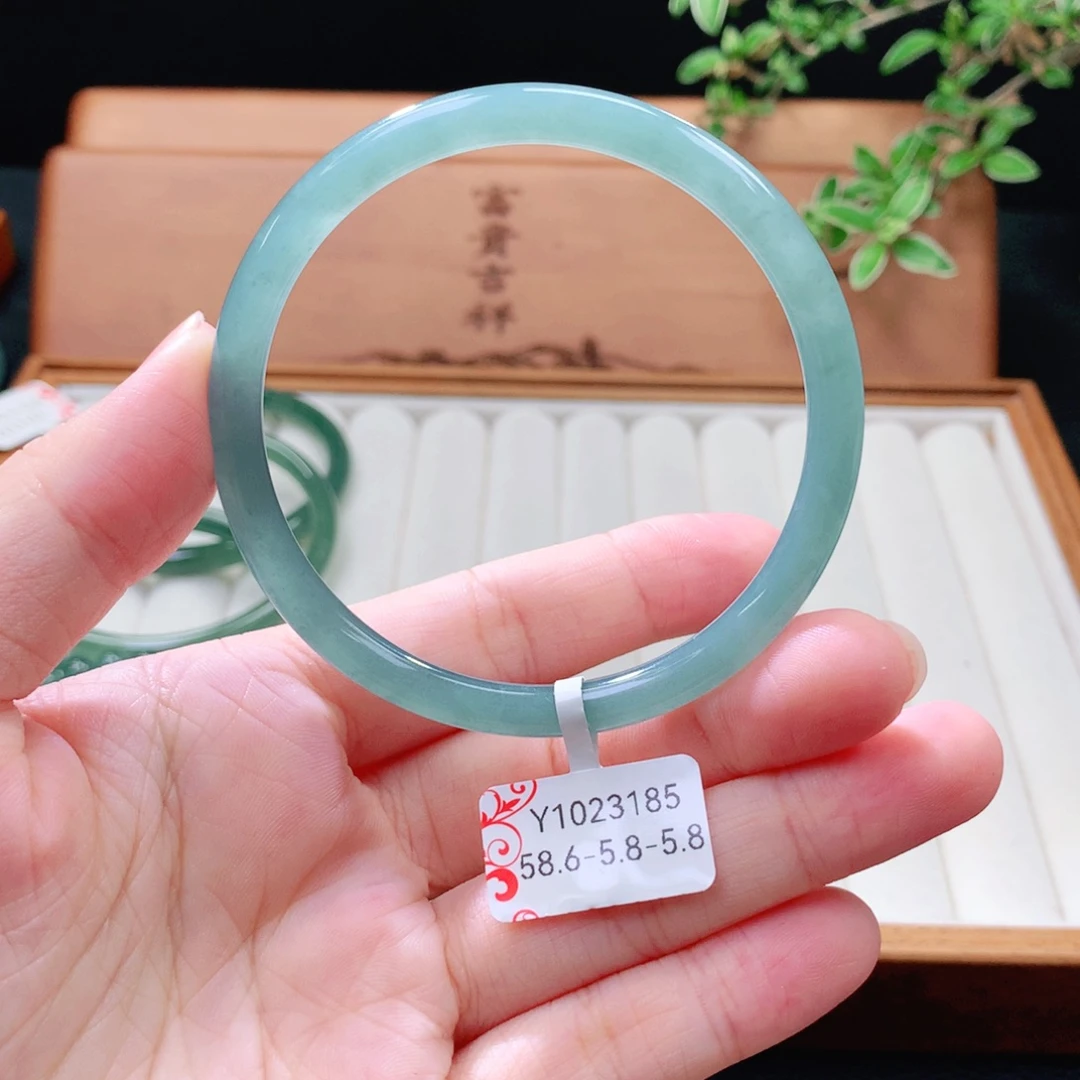 翡翠未镶嵌手镯（圆镯）