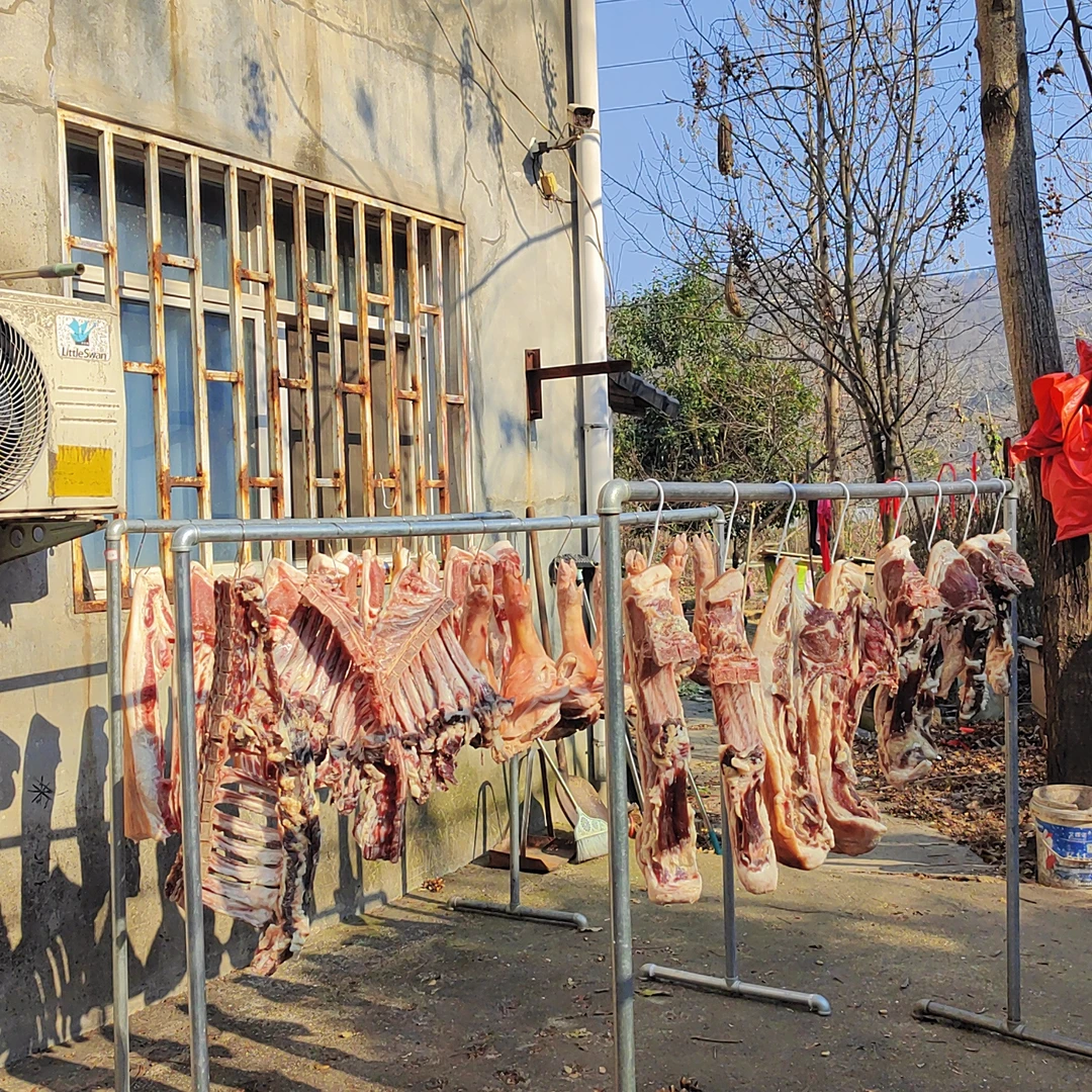 信阳农村传统工艺制作腊猪腿腊肉腊排