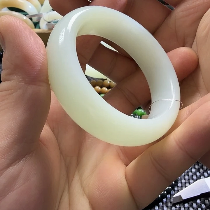 和田玉未镶嵌手镯