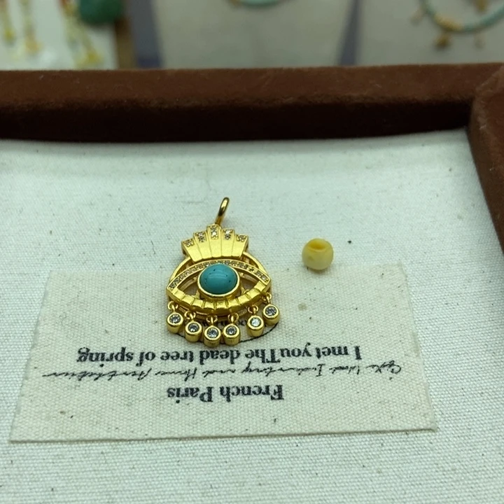 闫***丽琥珀未镶嵌裸石配饰