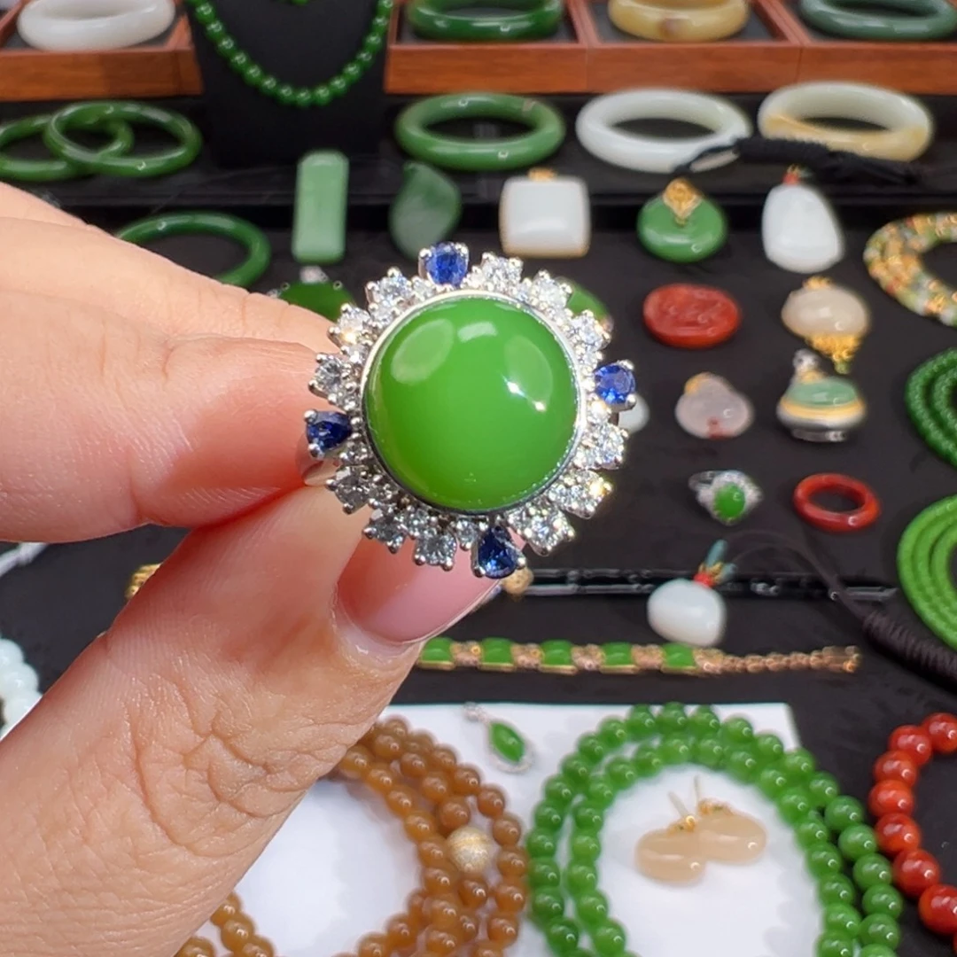 和田玉（碧玉）铂Pt950镶嵌戒指浓粉绿过灯转光蛋面戒指