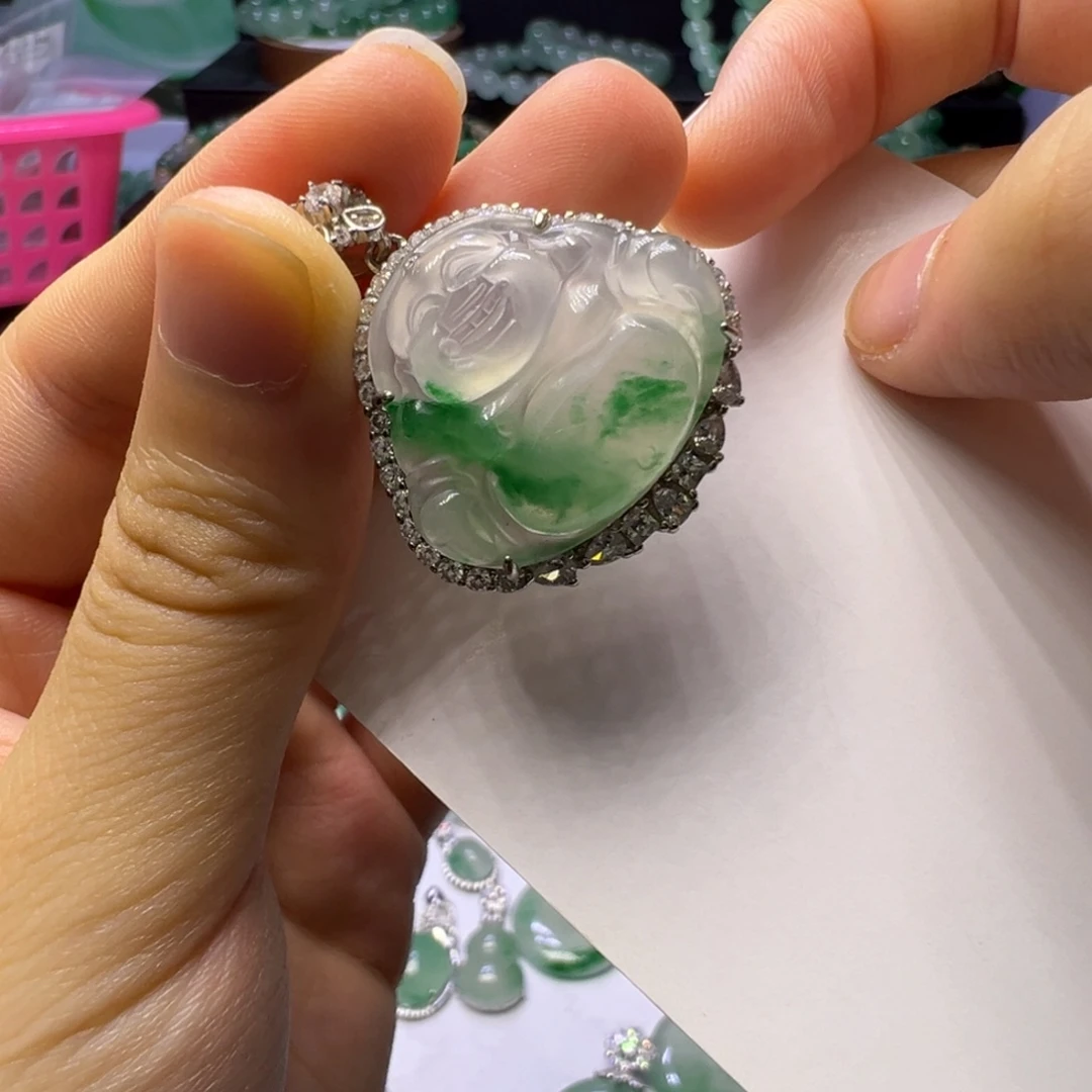 颈饰未镶嵌石英质玉（非洲翠）