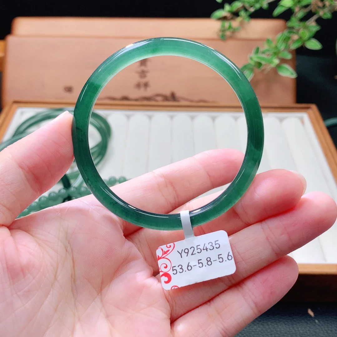 翡翠未镶嵌手镯（圆镯）