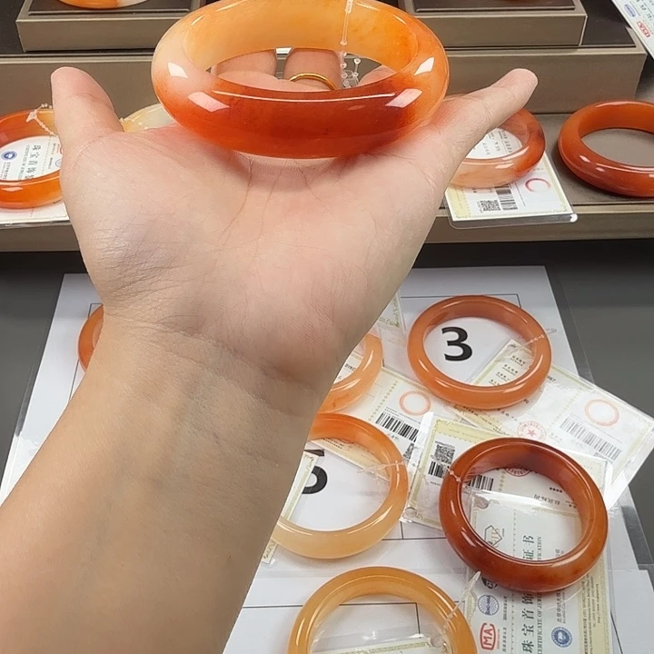 玲***C石英质玉（黄龙玉）合金手镯