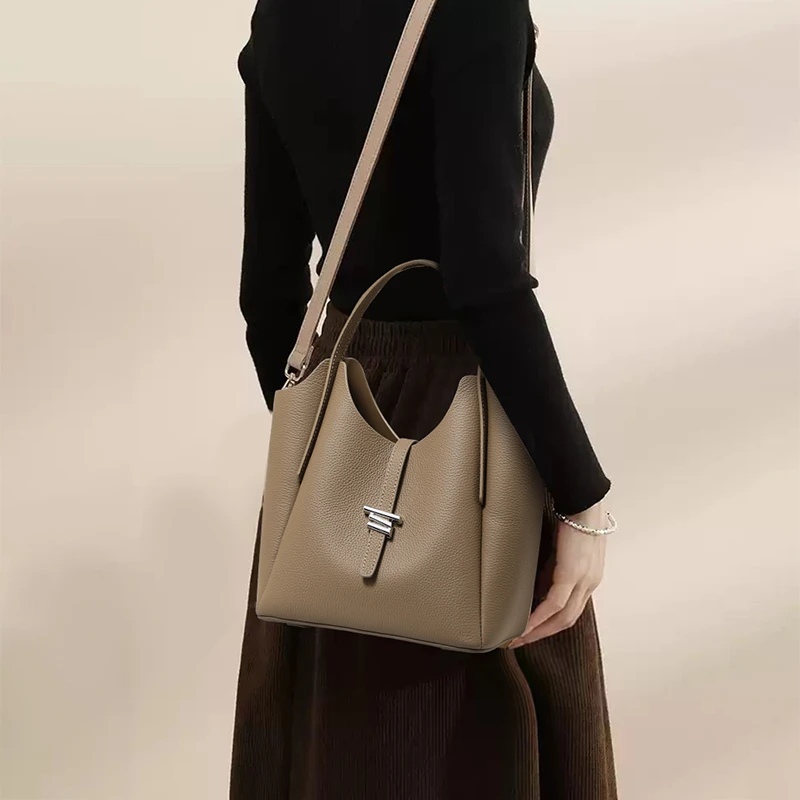 艾丹妮2025新款时尚百搭大容量单肩斜挎手提真皮女款水桶包