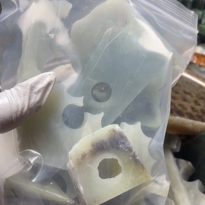 双***画和田玉未镶嵌珠宝半成品