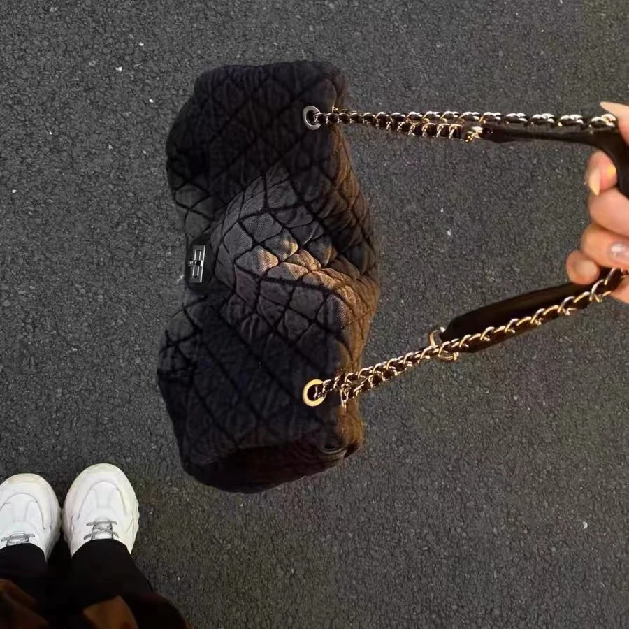 2025秋冬新款潮水墨染牛仔流浪包菱格炼条包大容量旅行斜挎单肩包