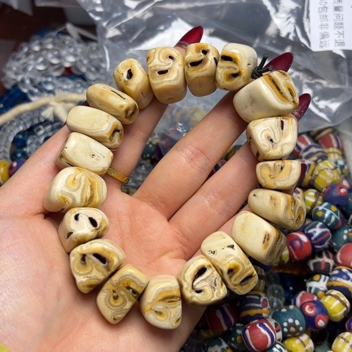 玻璃颈饰1913 驼牙一条