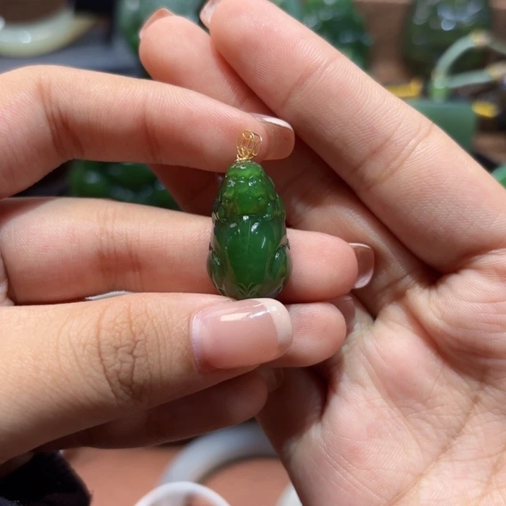 颈饰18K金镶嵌和田玉（碧玉）