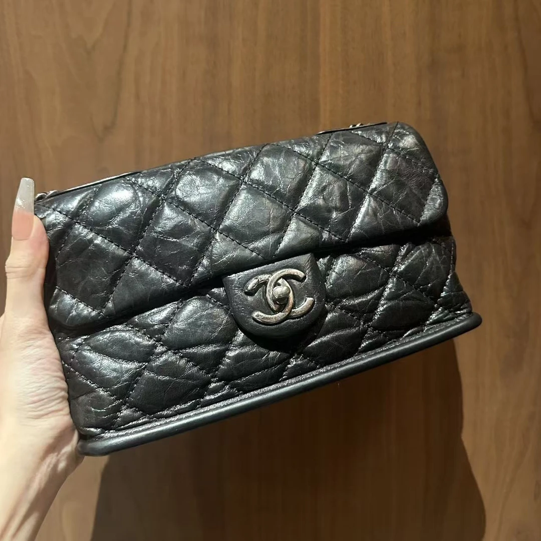 99新 Chanel/香奈儿 黑银油蜡皮硬底机场单肩