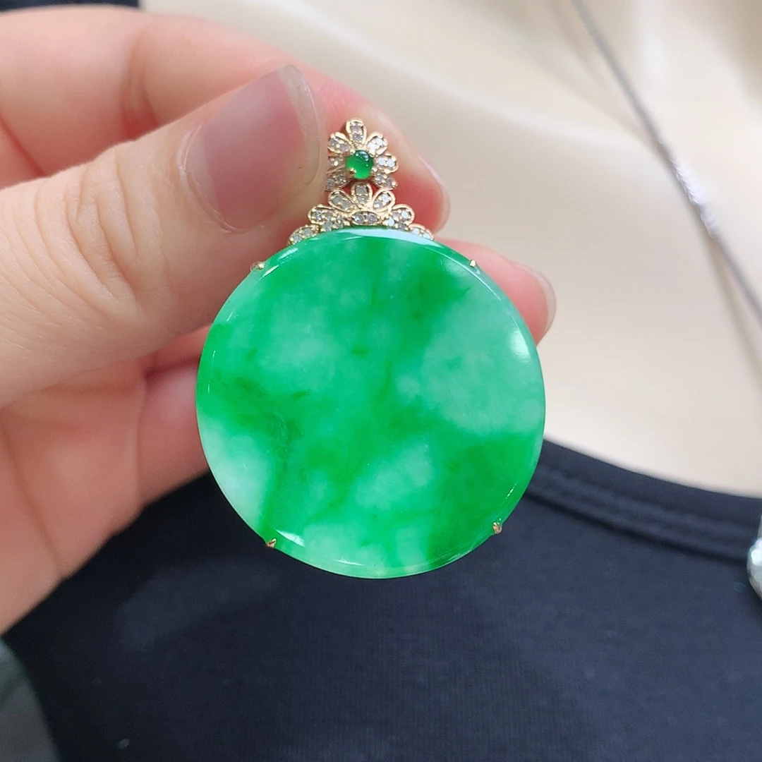 翡翠18K金镶嵌颈饰圆牌
