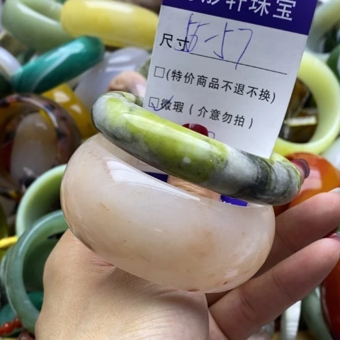 蛇纹石玉手镯未镶嵌