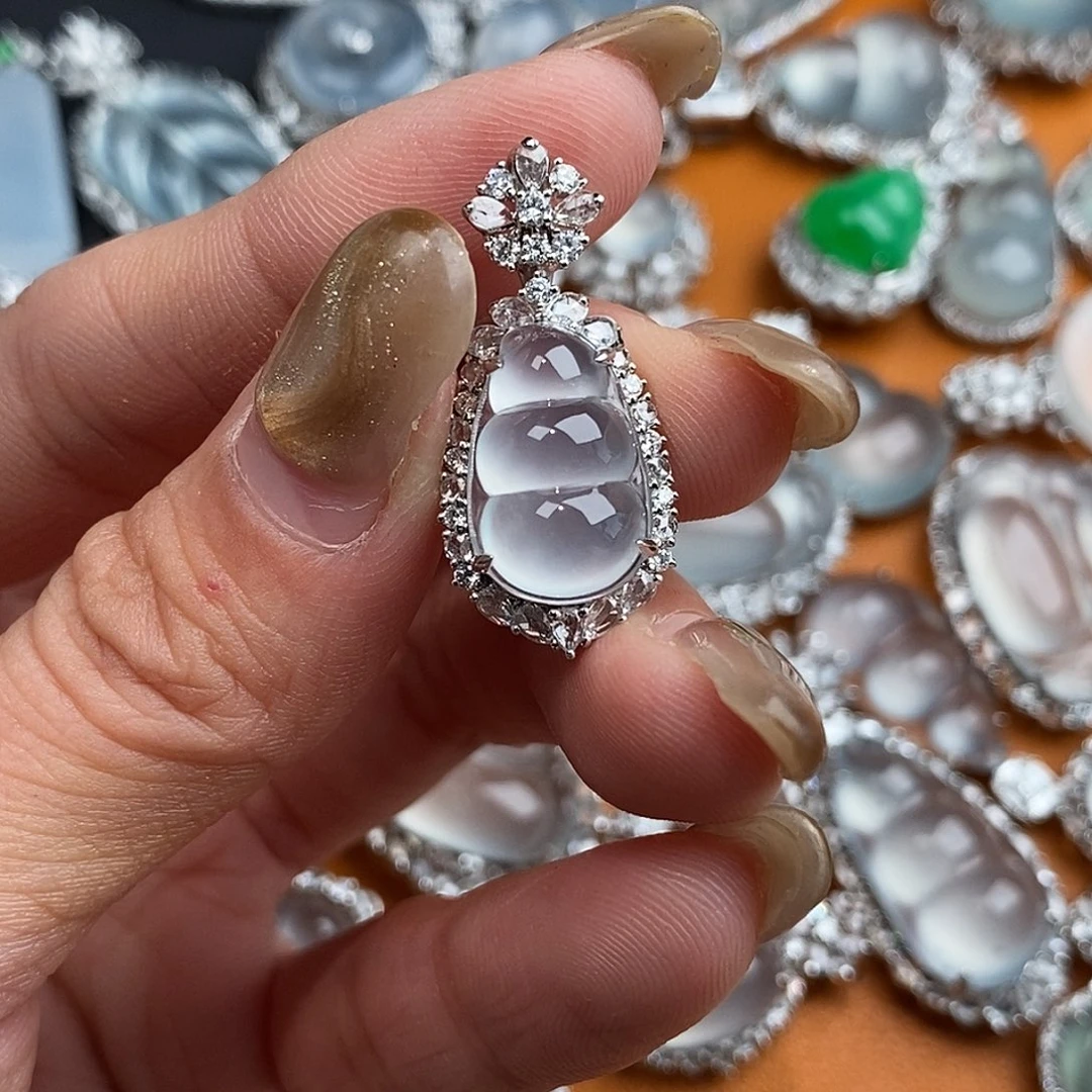 颈饰18K金镶嵌翡翠敲***崽天然缅甸A货翡翠福豆