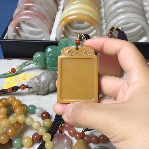 颈饰未镶嵌石英质玉