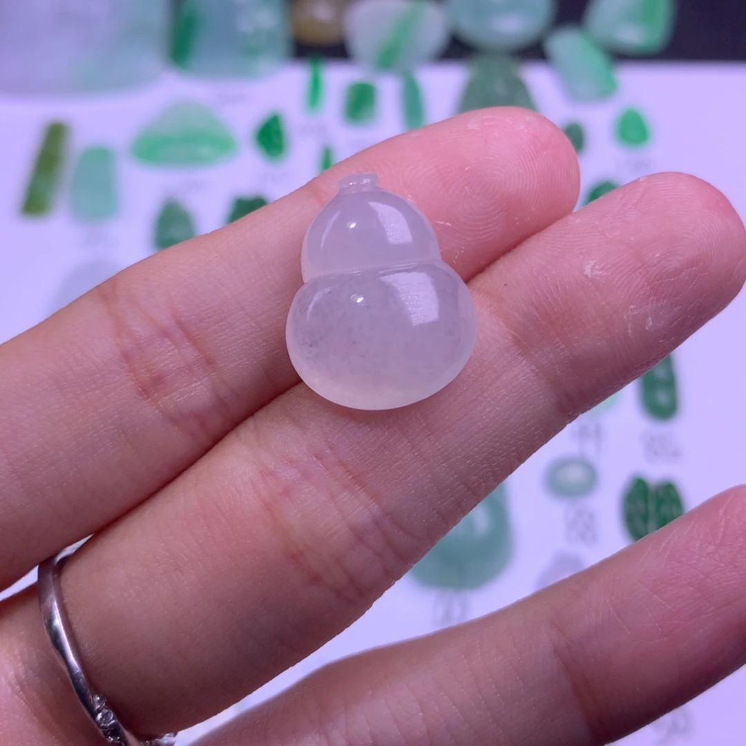 翡翠未镶嵌颈饰葫芦