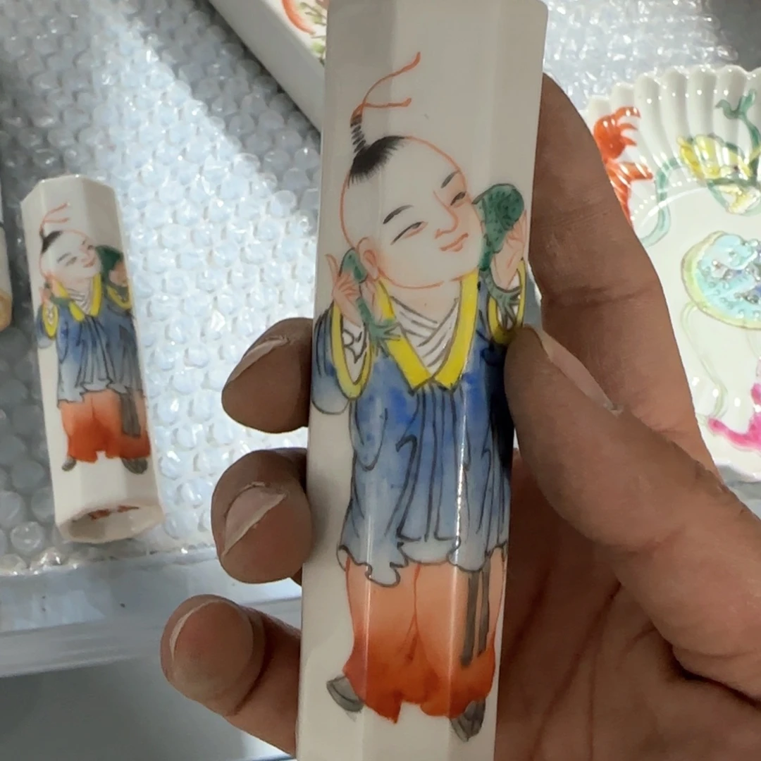 瓷片瓷器上用白泥雕刻出各种