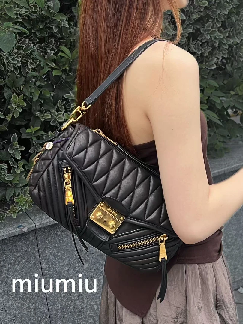 95新 MIU MIU/缪缪 A1785全黑皮皮腋下包包甜辣风