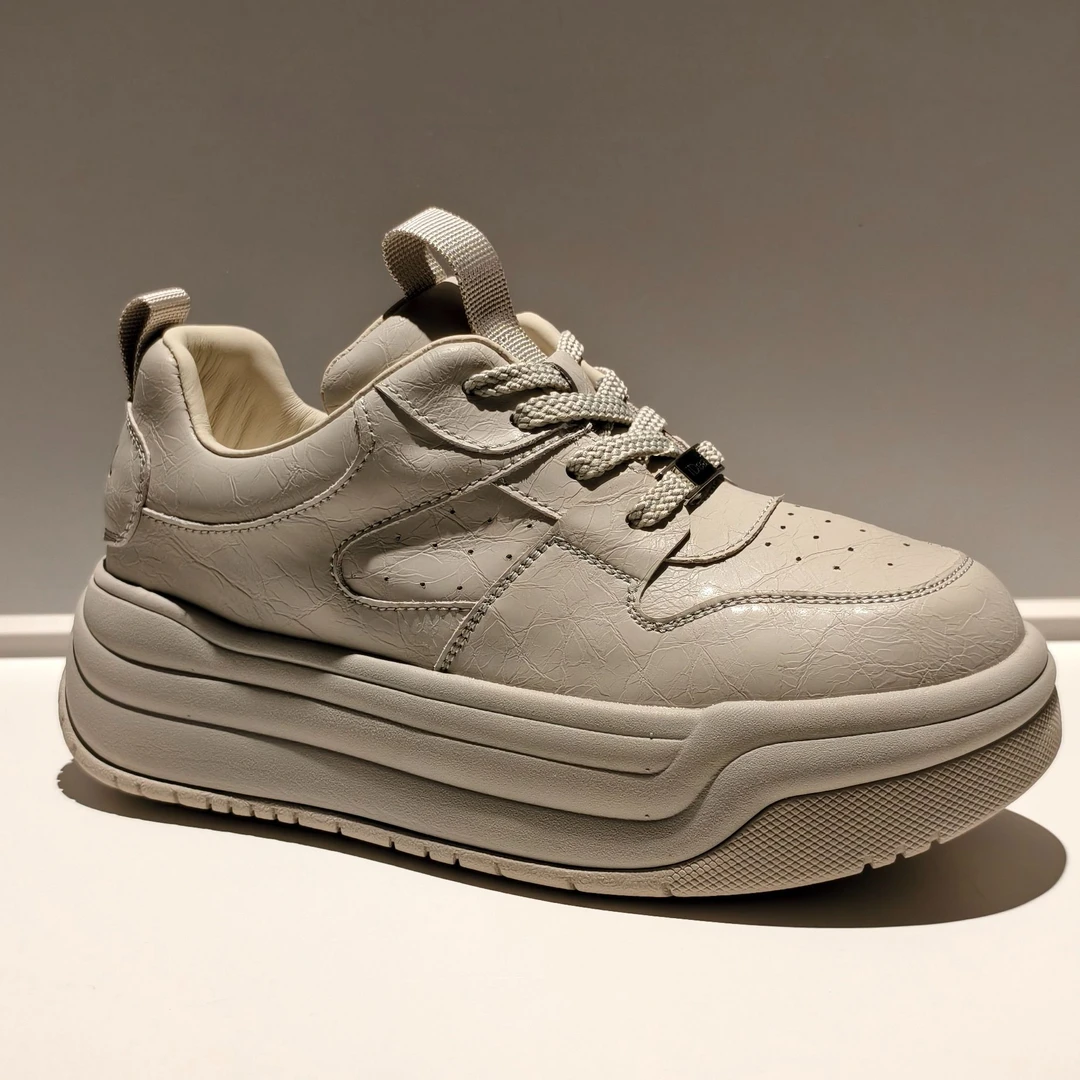 25年冬季新款头层牛皮保暖增高板鞋新款厚底轻便舒适百搭休闲鞋女