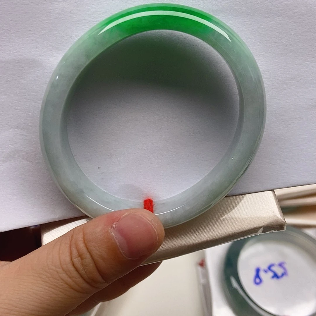 翡翠手镯未镶嵌爱****妮